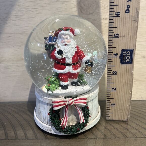Santa Claus With Gifts Snowglobe Musical Christmas White Wreath with merry xmas - Picture 6 of 6